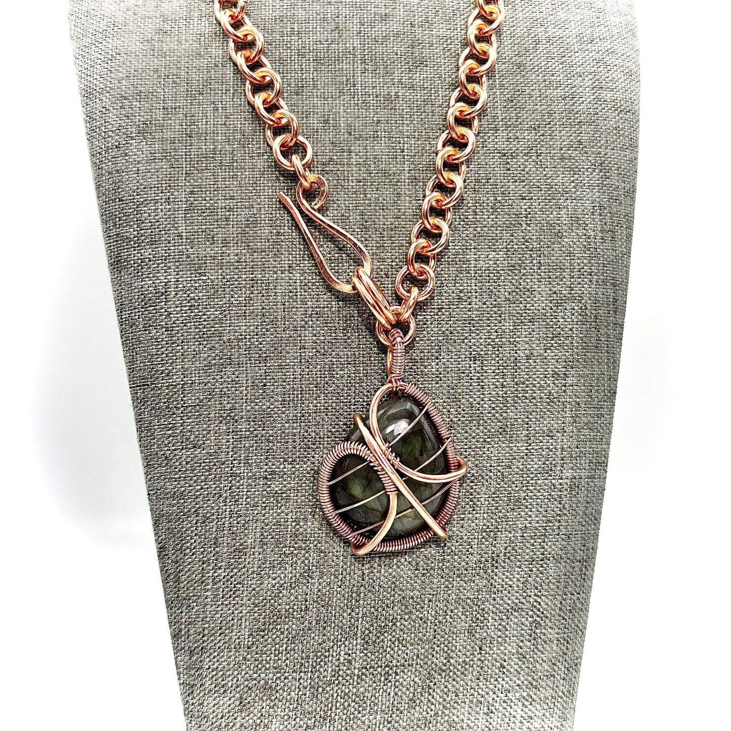 Shine Bright | Labradorite Pendant on Handlinked chain