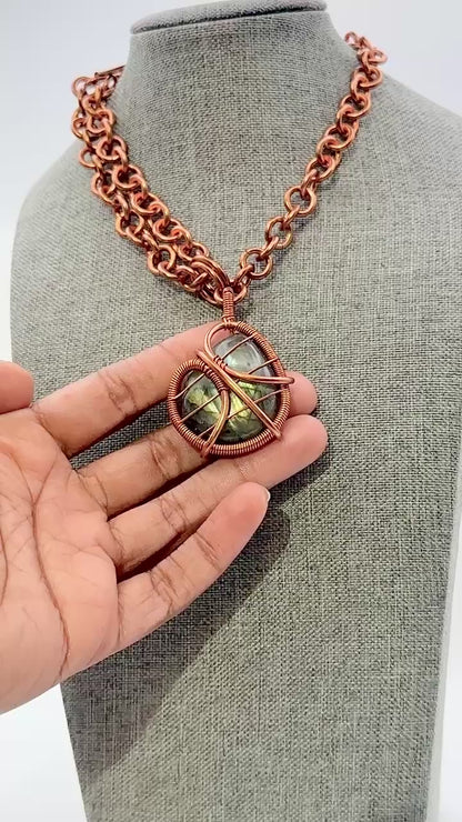 Shine Bright | Labradorite Pendant on Handlinked chain